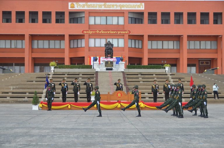 โรงเรียนนายร้อยพระจุลจอมเกล้า จัดพิธีอาร์มทองสดุดีแด่ พล.ท. ชินดนัย แร่ทอง และกระทำสัตย์ปฏิญาณตนต่อธงชัยเฉลิมพล เนื่องในวันกองทัพไทย ประจำปี ๒๕๖๖