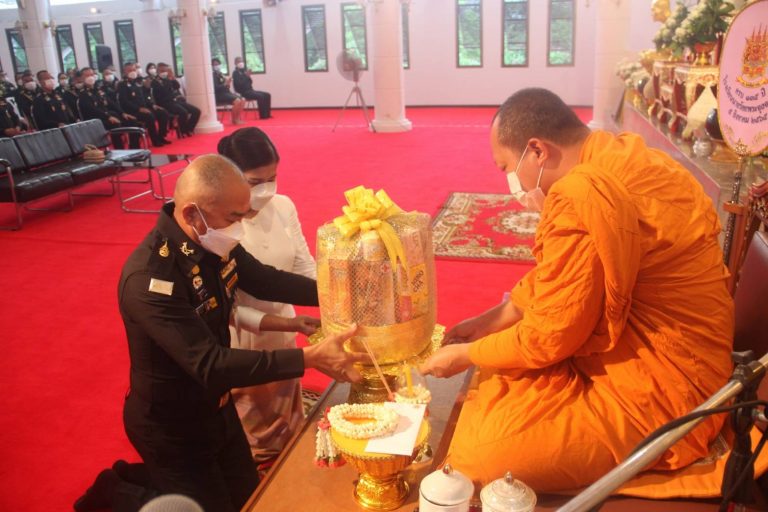 พลโท ปิยพงศ์ กลิ่นพันธุ์ ผบ.รร. จปร. เป็นประธานในการประกอบพิธีเวียนเทียนเนื่องในวันวิสาขบูชา ณ พุทธศาสนสถาน รร.จปร. โดยมี คุณอัญชุลีย์ กลิ่นพันธุ์ ประธานสมาคมแม่บ้าน ทบ.สาขา รร.จปร. คณะผู้บังคับบัญชา,นายทหารชั้นผู้ใหญ่, กำลังพล, นนร.