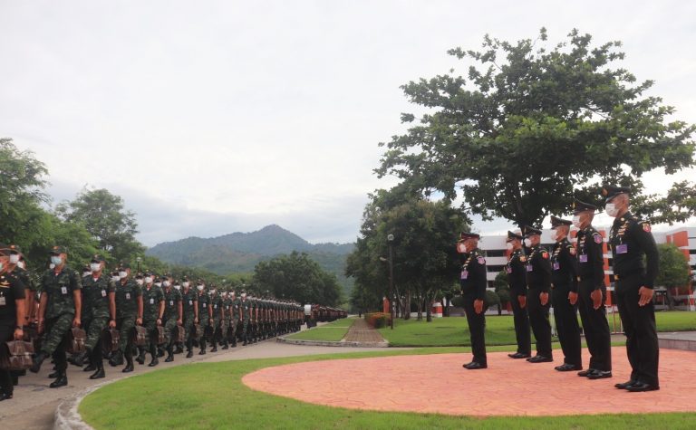 พลโท ปิยพงศ์ กลิ่นพันธุ์ ผู้บัญชาการโรงเรียนนายร้อยพระจุลจอมเกล้า รับการเคารพและร่วมเดินแถวกับนักเรียนนายร้อย ภายใต้โครงการ “พ่อส่งลูกไปโรงเรียน”