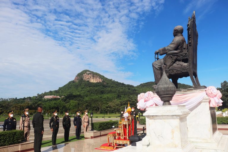 พลโท ปิยพงศ์ กลิ่นพันธุ์ ผู้บัญชาการโรงเรียนนายร้อยพระจุลจอมเกล้า ให้การต้อนรับ ผู้บัญชาการโรงเรียนเตรียมทหารสถาบันวิชาการป้องกันประเทศและคณะ ในโอกาสนำนักเรียนเตรียมทหารชั้นปีที่ ๒ ประจำปีการศึกษา ๒๕๖๕ เดินทางมาเยี่ยมชมกิจการ