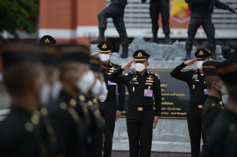 พลโท ปิยพงศ์ กลิ่นพันธุ์ ผู้บัญชาการโรงเรียนนายร้อยพระจุลจอมเกล้า รับการเคารพและร่วมเดินแถวกับนักเรียนนายร้อย ภายใต้โครงการ “พ่อส่งลูกไปโรงเรียน” เพื่อไปส่ง นักเรียนนายร้อยเข้าห้องเรียน ณ ส่วนการศึกษา