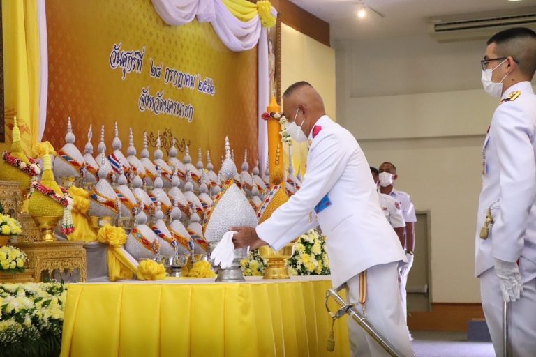 พล.ท. ไกรภพ ไชยพันธุ์ ผบ.รร.จปร. พร้อมด้วยประธานสมาคมแม่บ้าน สาขา รร.จปร. และผู้แทนผบ.นขต.รร.จปร. ร่วมพิธีถวายเครื่องราชสักการะ วางพานพุ่มถวายราชสักการะและพิธีจุดเทียนถวายพระพรชัยมงคล เนื่องในโอกาสวันเฉลิมพระชนมพรรษา พระบาทสมเด็จพระเจ้าอยู่หัว