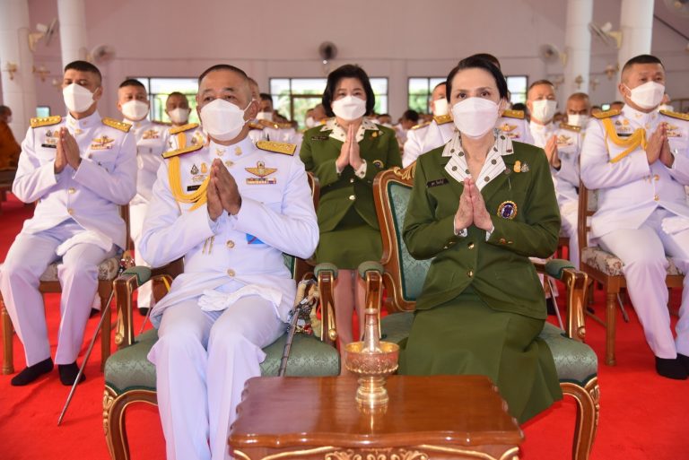 พล.ท. ไกรภพ ไชยพันธุ์ ผบ.รร.จปร. นำข้าราชการ รร.จปร. นนร. และสมาคมแม่บ้าน ทบ. สาขา รร.จปร. ร่วมพิธี ถวายเทียนจำนำพรรษา ณ พุทธศาสนสถาน รร.จปร