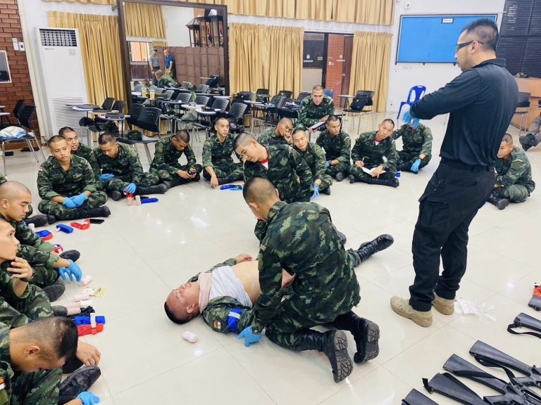 กรมนักเรียนนายร้อยรักษาพระองค์ รร.จปร.ได้จัดการฝึกอบรมการดูแลผู้บาดเจ็บในสนามทางยุทธวิธี