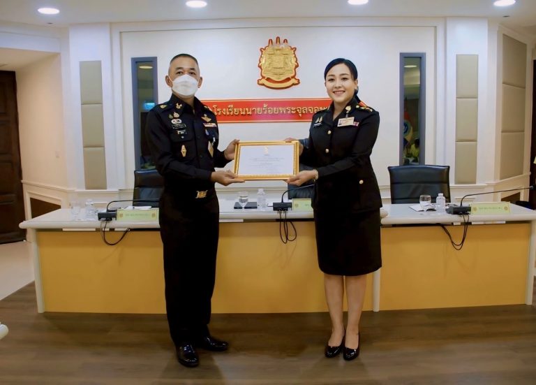 ผบ.รร.จปร. ได้มอบประกาศเกียรติคุณซึ่งออกให้โดยกองทัพบก ให้กับ พ.อ.หญิง ศราวดี พันธุ์พฤกษ์ หก.กสป.รร.จปร. เพื่อแสดงว่า ผลงาน “การทำสัญญา นตท.(ทบ.) เข้าเป็น นนร. ผ่านโปรแกรมการทำสัญญาแบบออนไลน์” เป็นผลงานที่มีคุณภาพในกิจกรรม Show and Share