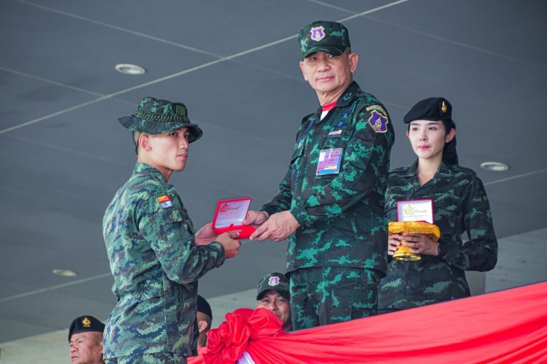 พลเอก เจริญชัย หินเธาว์ ผู้บัญชาการทหารบก เป็นประธานในพิธีประดับเครื่องหมายผู้ชำนาญการทหารราบให้แก่นักเรียนนายร้อยชั้นปีที่ 4 และ 5