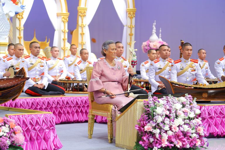 พลเอกหญิง สมเด็จพระกนิษฐาธิราชเจ้า กรมสมเด็จพระเทพรัตนราชสุดาฯ สยามบรมราชกุมารี ทรงบันทึกแถบวีดิทัศน์ทรงดนตรีไทยร่วมกับนักเรียนนายร้อย รร.นายร้อยพระจุลจอมเกล้า เนื่องในวันปิยมหาราช