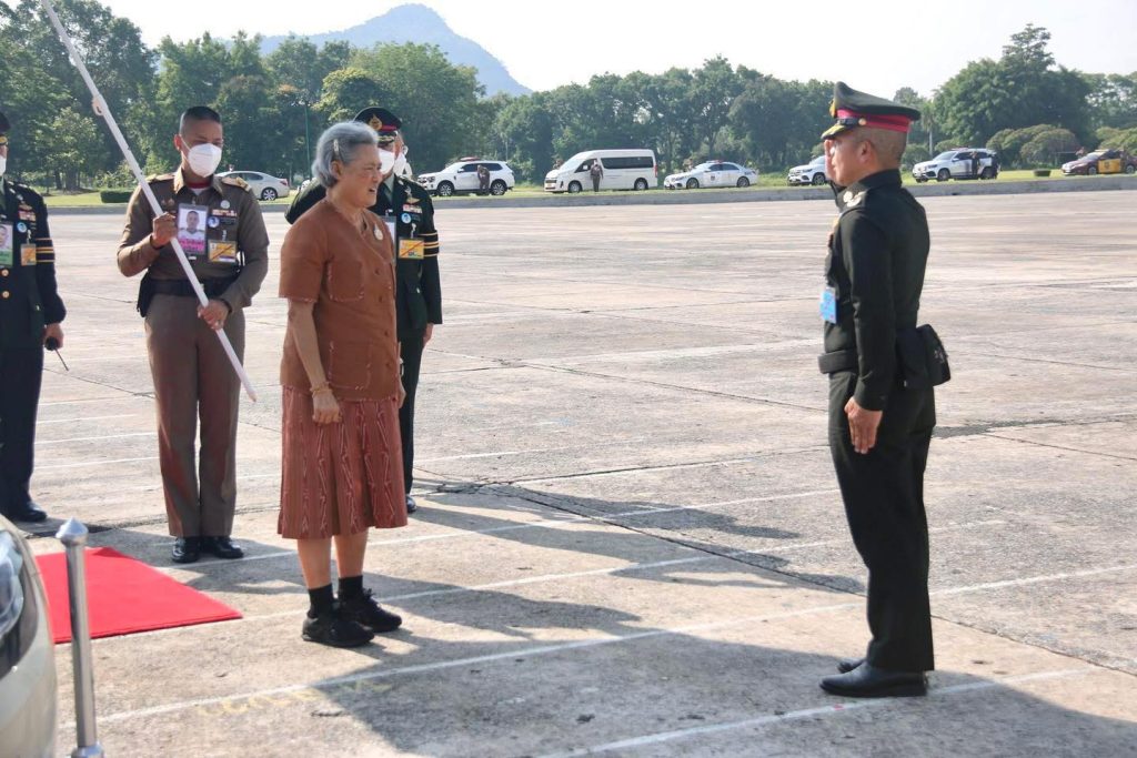พลเอกหญิง ศาสตราจารย์เกียรติคุณ สมเด็จพระกนิษฐาธิราชเจ้า กรมสมเด็จพระเทพรัตนราชสุดาฯ สยามบรมราชกุมารี เสด็จฯ ทรงรับการถวายความเคารพจากแถวนักเรียนนายร้อย เนื่องในโอกาสเปิดภาคการศึกษา ประจำปี 2568