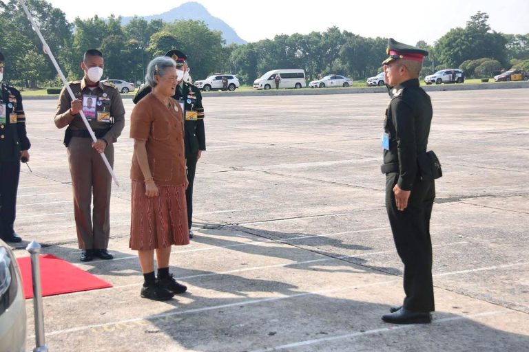 พลเอกหญิง ศาสตราจารย์เกียรติคุณ สมเด็จพระกนิษฐาธิราชเจ้า กรมสมเด็จพระเทพรัตนราชสุดาฯ สยามบรมราชกุมารี เสด็จฯ ทรงรับการถวายความเคารพจากแถวนักเรียนนายร้อย เนื่องในโอกาสเปิดภาคการศึกษา ประจำปี 2568