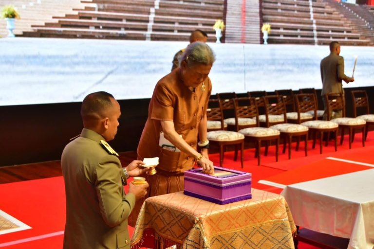 พลเอกหญิง สมเด็จพระกนิษฐาธิราชเจ้า กรมสมเด็จพระเทพรัตนราชสุดาฯ สยามบรมราชกุมารี เสด็จพระราชดำเนินไปยังหอประชุมโรงเรียนนายร้อยพระจุลจอมเกล้า อำเภอเมืองนครนายก จังหวัดนครนายก ทรงเป็นประธานในพิธีไหว้ครู ประจำปีการศึกษา 2568