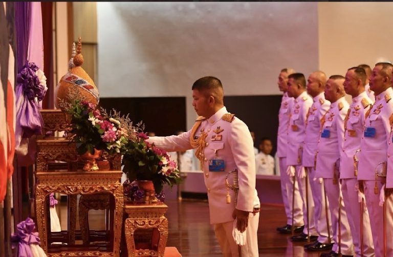 ผู้บัญชาการโรงเรียนนายร้อยพระจุลจอมเกล้า นำข้าราชการโรงเรียนนายร้อยพระจุลจอมเกล้า, นักเรียนนายร้อย และสมาคมแม่บ้านทหารบก สาขา โรงเรียนนายร้อยพระจุลจอมเกล้า ร่วมพิธีเจริญพระพุทธมนต์ พิธีถวายราชสักการะ ถวายราชสดุดี และการลงนามถวายพระพรชัยมงคล สมเด็จพระนางเจ้าสุทิดา พัชรสุธาพิมลลักษณ พระบรมราชินี เนื่องในโอกาสวันเฉลิมพระชนมพรรษา 3 มิถุนายน 2568