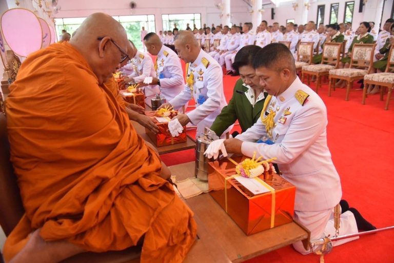 ผู้บัญชาการโรงเรียนนายร้อยพระจุลจอมเกล้า นำข้าราชการโรงเรียนนายร้อยพระจุลจอมเกล้า, นักเรียนนายร้อย และสมาคมแม่บ้านทหารบก สาขา โรงเรียนนายร้อยพระจุลจอมเกล้า จัดกิจกรรมเฉลิมพระเกียรติพระบาทสมเด็จพระเจ้าอยู่หัว เนื่องในโอกาสเฉลิมพระชนมพรรษา 28 กรกฎาคม 2568 ณ โรงเรียนนายร้อยพระจุลจอมเกล้า