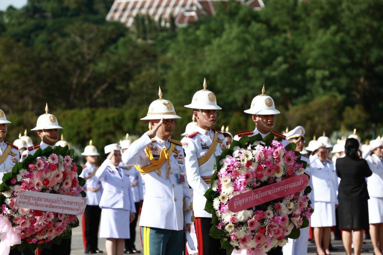 โรงเรียนนายร้อยพระจุลจอมเกล้า จัดพิธีวางพวงมาลา หน้าพระบรมราชานุสาวรีย์ พระบาทสมเด็จพระจุลจอมเกล้าเจ้าอยู่หัว เพื่อน้อมรำลึกถึงพระมหากรุณาธิคุณ เนื่องในวันปิยมหาราช 23 ตุลาคม 2568