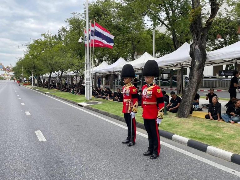 นักเรียนนายร้อยโรงเรียนนายร้อยพระจุลจอมเกล้า ร่วมถวายพระเกียรติในขบวนเชิญพระบรมศพ สมเด็จพระนางเจ้าสิริกิติ์ พระบรมราชินีนาถ พระบรมราชชนนีพันปีหลวง