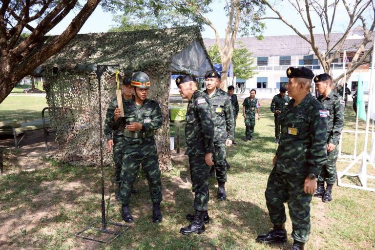 พลตรี เทพพิทักษ์ นิมิตร รองผู้บัญชาการโรงเรียนนายร้อยพระจุลจอมเกล้า ให้การต้อนรับ พลตรี โกญจนาท ธูปเทียนรัตน์ รอง เจ้ากรมยุทธศึกษาทหารบก พร้อมคณะฯ ในการเดินทางมาตรวจเยี่ยมการฝึกทหารใหม่ รุ่นปี 2568 ผลัดที่ 2