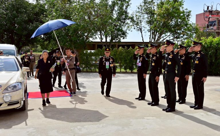 พลเอกหญิง สมเด็จพระกนิษฐาธิราชเจ้า กรมสมเด็จ พระเทพรัตนราชสุดาฯ สยามบรมราชกุมารี เสด็จฯ ทอดพระเนตรการบรรยายประกอบการสาธิตนาฏศิลป์และดนตรีไทย ประกอบวิชาไทยศึกษา (HI 2002) ของนักเรียนนายร้อย ชั้นปีที่ 2