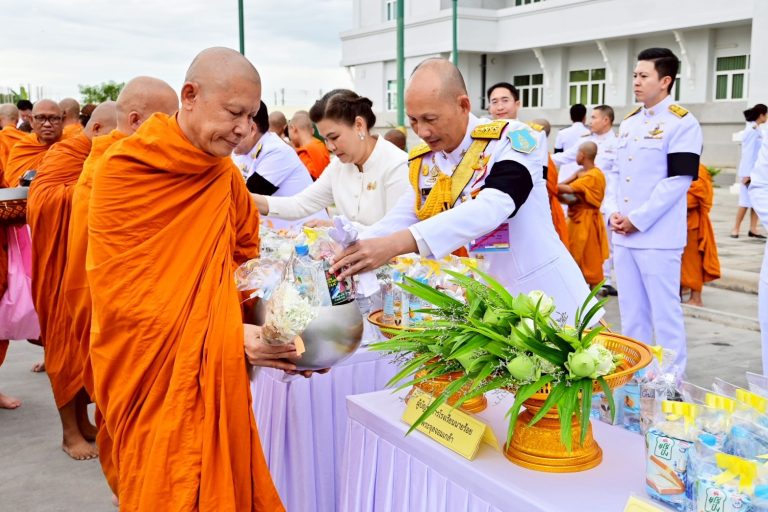 ผู้บัญชาการโรงเรียนนายร้อยพระจุลจอมเกล้า ร่วมพิธีเจริญพระพุทธมนต์ ทำบุญตักบาตรถวายเป็นพระราชกุศล และพิธีวางพานพุ่มดอกไม้ถวายราชสักการะ พระบาทสมเด็จพระบรมชนกาธิเบศร มหาภูมิพลอดุลยเดชมหาราช  บรมนาถบพิตร เนื่องในวันคล้ายวันพระราชสมภพ วันชาติ และวันพ่อแห่งชาติ ๕ ธันวาคม ๒๕๖๘