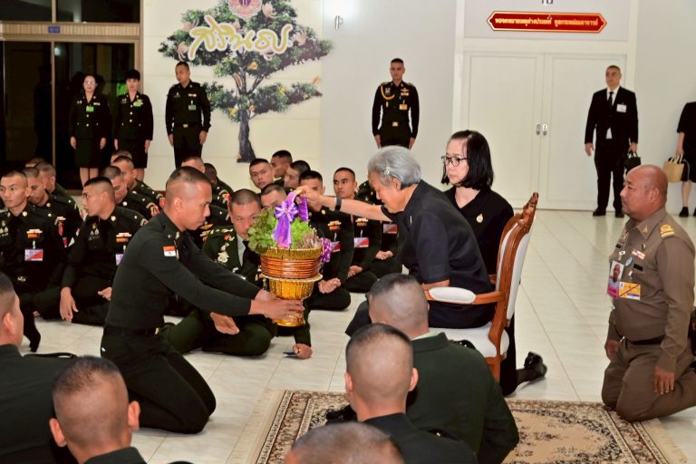 นักเรียนนายร้อย ชมรมโครงการตามแนวพระราชดำริ โรงเรียนนายร้อยพระจุลจอมเกล้า และชมรมพัฒนาสังคม โรงเรียนนายร้อยพระจุลจอมเกล้า เข้าเฝ้าฯ พลเอกหญิง สมเด็จพระกนิษฐาธิราชเจ้า กรมสมเด็จพระเทพรัตนราชสุดา ฯ สยามบรมราชกุมารี