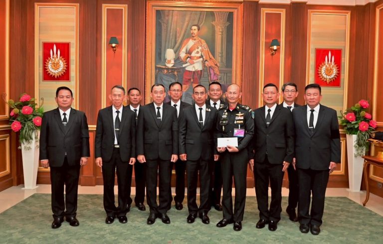 พลโท อาจิณ  ปัทมจิตร ผู้บัญชาการโรงเรียนนายร้อยพระจุลจอมเกล้า ให้การต้อนรับ พลเอก เฉลิมพล  ศรีสวัสดิ์ อดีตผู้บัญชาการทหารสูงสุด และคณะผู้แทนเตรียมทหาร รุ่นที่ 21 จปร. รุ่นที่ 32