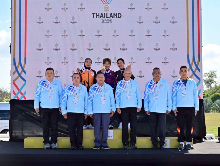 พลโท อาจิณ  ปัทมจิตร ผู้บัญชาการโรงเรียนนายร้อยพระจุลจอมเกล้า และคณะผู้บังคับบัญชาฯ ร่วมพิธีมอบเหรียญรางวัล กีฬาปั่นจักรยาน ประเภทถนนโรดเรซหญิง (Road race women elite) ในการแข่งขันกีฬาซีเกมส์ ครั้งที่ 33