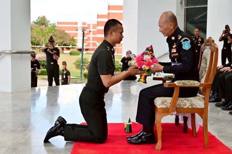 โรงเรียนนายร้อยพระจุลจอมเกล้า จัดพิธีอำลาผู้บังคับบัญชาและคณาจารย์ และประเพณีโยนกระเป๋าของนักเรียนนายร้อยชั้นปีที่ 5 ปีการศึกษา 2568