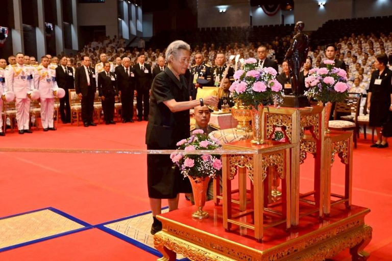 พลเอก พนา แคล้วปลอดทุกข์ ผู้บัญชาการทหารบก พร้อมด้วย พลโท อาจิณ  ปัทมจิตร ผู้บัญชาการโรงเรียนนายร้อยพระจุลจอมเกล้า และคณะนักเรียนนายร้อย เฝ้าทูลละอองพระบาท รับเสด็จสมเด็จพระกนิษฐาธิราชเจ้า กรมสมเด็จพระเทพรัตนราชสุดาฯ สยามบรมราชกุมารี ในโอกาสงานรำลึกวันเสด็จพระราชดำเนินทรงเปิดโรงเรียนนายร้อยชั้นมัธยม ครบ 116 ปี ณ หอประชุมโรงเรียนนายร้อยพระจุลจอมเกล้า จ.นครนายก