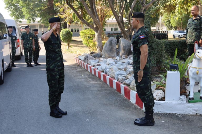 พลตรี คำศักดิ์ นิภานันท์  เสนาธิการโรงเรียนนายร้อยพระจุลจอมเกล้า หัวหน้าคณะตรวจเยี่ยมการฝึกฯ เดินทางไปตรวจเยี่ยมการฝึกภาคสนามวิชาการฝึกขับรถยนต์ทหารของ นักเรียนนายร้อย ชั้นปีที่ 2 รุ่นที่ 76