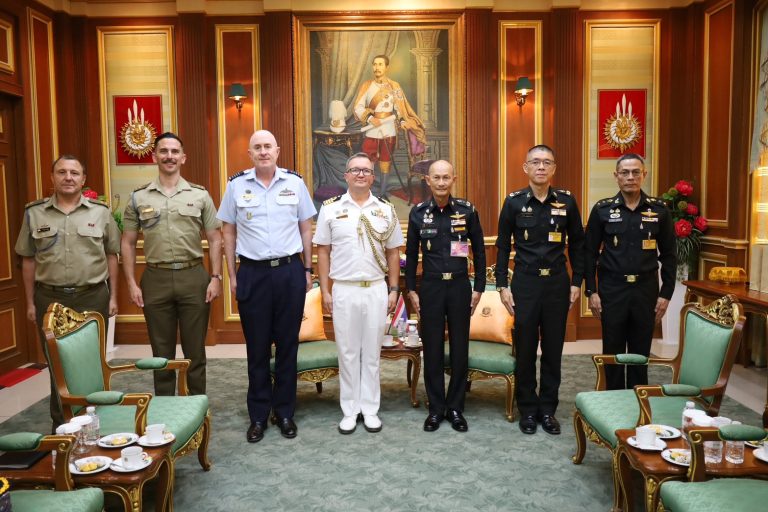 พลโท อาจิณ ปัทมจิตร ผู้บัญชาการโรงเรียนนายร้อยพระจุลจอมเกล้าและคณะฯ ได้ให้การต้อนรับ นาวาอากาศเอก ริชชี่  คันนิ่งแฮม (GPCPT Ritchie Cunningham) ผู้ช่วยทูตทหารออสเตรเลีย ประจำประเทศไทย