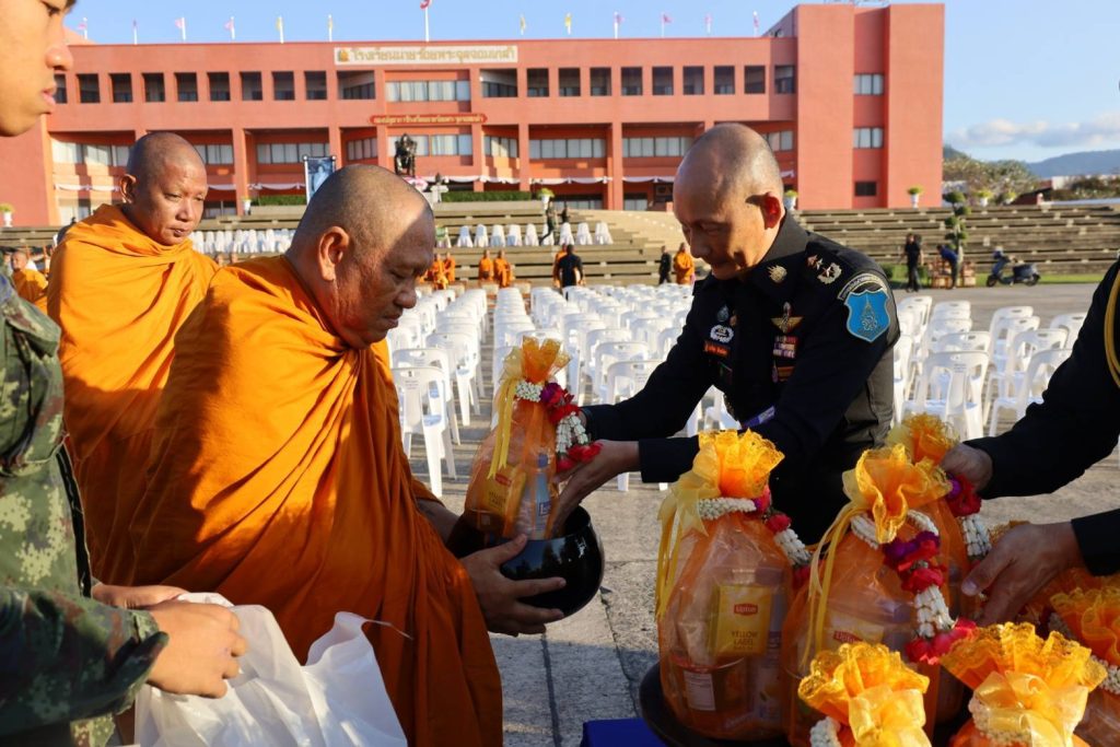 โรงเรียนนายร้อยพระจุลจอมเกล้า จัดกิจกรรมทำบุญตักบาตรเนื่องในเทศกาลปีใหม่ 2569 โดยมี พลโท อาจิณ ปัทมจิตร ผู้บัญชาการโรงเรียนนายร้อยพระจุลจอมเกล้า เป็นประธาน