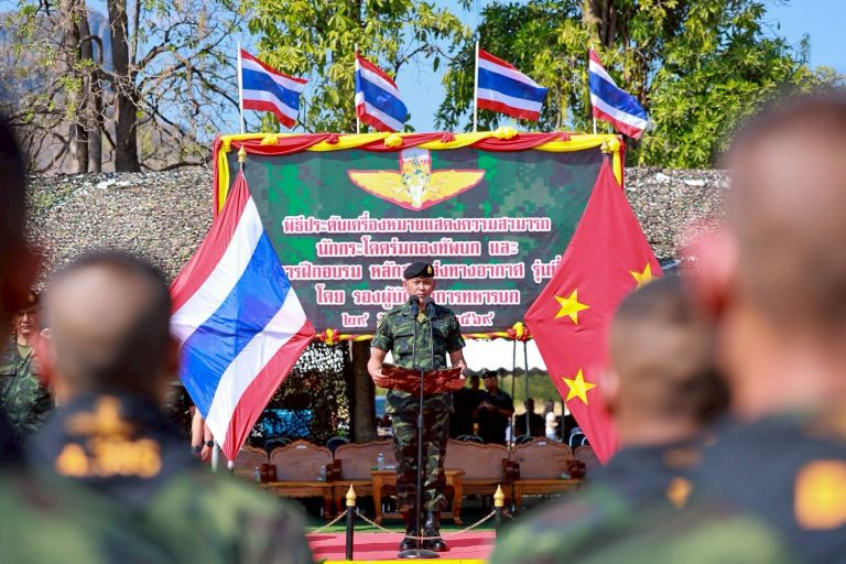 พลเอก ชิษณุพงศ์ รอดศิริ รองผู้บัญชาการทหารบก เดินทางมาเป็นประธานในพิธีประดับเครื่องหมายแสดงความสามารถนักกระโดดร่ม และพิธีปิดการฝึกอบรมของนักเรียนหลักสูตรส่งทางอากาศ รุ่นที่ 360 (นนร.) ของนักเรียนนายร้อย ชั้นปีที่ 3 รุ่นที่ 75