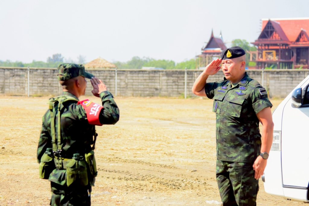 พลเอก พนา  แคล้วปลอดทุกข์ ผู้บัญชาการทหารบก เดินทางมาตรวจเยี่ยมการฝึกอบรมหลักสูตรการรบแบบจู่โจม รุ่นที่ 143 (นนร.) ของนักเรียนนายร้อย ชั้นปีที่ 4 รุ่นที่ 74