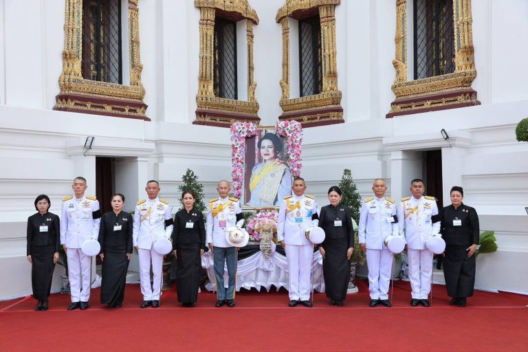 พลโท อาจิณ  ปัทมจิตร ผู้บัญชาการโรงเรียนนายร้อยพระจุลจอมเกล้า พร้อมด้วยผู้บังคับบัญชา, นายทหารชั้นผู้ใหญ่, กำลังพล และสมาคมแม่บ้านทหารบก สาขาโรงเรียนนายร้อยพระจุลจอมเกล้า ร่วมเป็นเจ้าภาพบำเพ็ญกุศล ถวายพระบรมศพสมเด็จพระนางเจ้าสิริกิติ์ พระบรมราชินีนาถ พระบรมราชชนนีพันปีหลวง