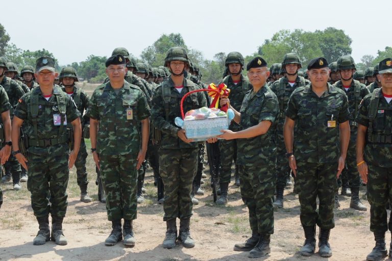 พลตรี ศรัณย์ภัทร พลศรี ผู้อำนวยการส่วนวิชาทหารโรงเรียนนายร้อยพระจุลจอมเกล้า เดินทางมาตรวจเยี่ยมการฝึกภาคสนามของ นักเรียนนายร้อย ชั้นปีที่ 3 รุ่นที่ 75