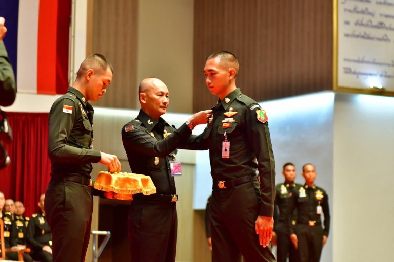 พลโท อาจิณ  ปัทมจิตร ผู้บัญชาการโรงเรียนนายร้อยพระจุลจอมเกล้า เป็นประธานในพิธีเลื่อนชั้นการศึกษา และประดับเครื่องหมายนักเรียนผู้บังคับบัญชา ประจำปีการศึกษา 2569