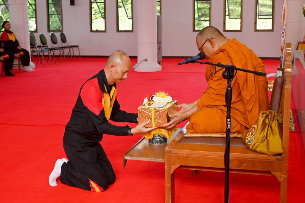 พลโท อาจิณ ปัทมจิตร ผู้บัญชาการโรงเรียนนายร้อยพระจุลจอมเกล้า เป็นประธานในพิธีนำคณะผู้บังคับบัญชา และข้าราชการ โรงเรียนนายร้อยพระจุลจอมเกล้า ร่วมจัดกิจกรรม “สรงน้ำพระพุทธรูป และถวายน้ำสรงพระสงฆ์” เนื่องในโอกาสเทศกาลวันสงกรานต์ ประจำปี 2569