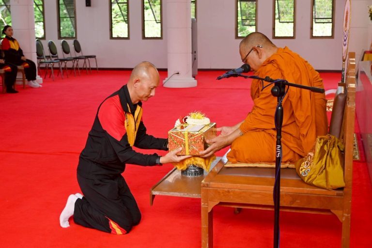 พลโท อาจิณ ปัทมจิตร ผู้บัญชาการโรงเรียนนายร้อยพระจุลจอมเกล้า เป็นประธานในพิธีนำคณะผู้บังคับบัญชา และข้าราชการ โรงเรียนนายร้อยพระจุลจอมเกล้า ร่วมจัดกิจกรรม “สรงน้ำพระพุทธรูป และถวายน้ำสรงพระสงฆ์” เนื่องในโอกาสเทศกาลวันสงกรานต์ ประจำปี 2569