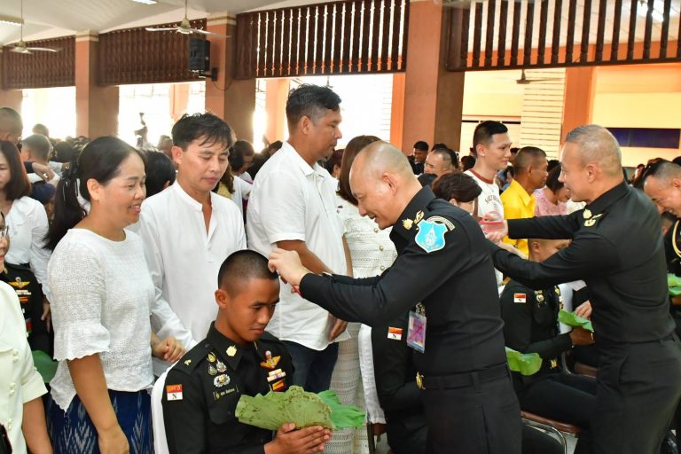 พลโท อาจิณ ปัทมจิตร ผู้บัญชาการโรงเรียนนายร้อยพระจุลจอลเกล้า เป็นประธานในพิธีถวายตัวนาค ขลิบผม ปลงผม นักเรียนนายร้อย