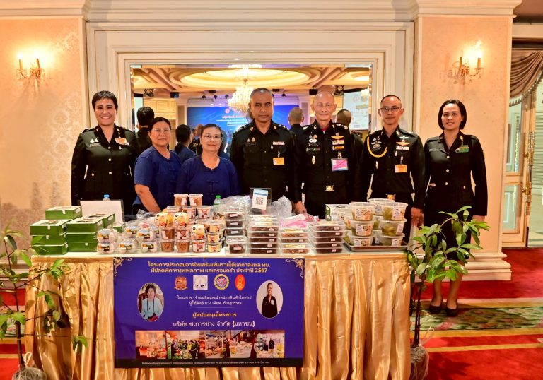 พลโท อาจิณ ปัทมจิตร ผู้บัญชาการโรงเรียนนายร้อยพระจุลจอมเกล้า เข้าร่วมพิธีรับมอบเงินสนับสนุนโครงการประกอบอาชีพเสริมเพิ่มรายได้แก่กำลังพลกองทัพบก ที่ปลดพิการทุพพลภาพและครอบครัว ประจำปี 2569