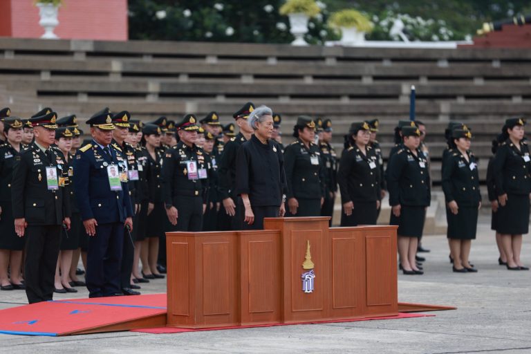 พลเอกหญิง ศาสตราจารย์เกียรติคุณ สมเด็จพระกนิษฐาธิราชเจ้า กรมสมเด็จพระเทพรัตนราชสุดาฯ สยามบรมราชกุมารี เสด็จฯ ทรงรับการถวายความเคารพจากแถวนักเรียนนายร้อย เนื่องในโอกาสเปิดภาคการศึกษา ประจำปี 2569