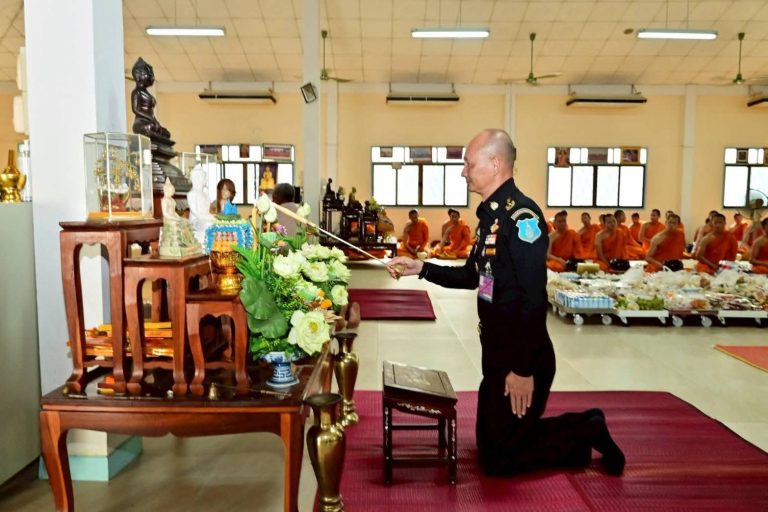 พลโท อาจิณ ปัทมจิตร ผู้บัญชาการโรงเรียนนายร้อยพระจุลจอมเกล้าพร้อมด้วย คุณฐิตาภรณ์  ปัทมจิตร ภริยา เป็นประธานในการถวายเพลพระนวกะ นักเรียนนายร้อย โรงเรียนนายร้อยพระจุลจอมเกล้า ประจำปี 2569