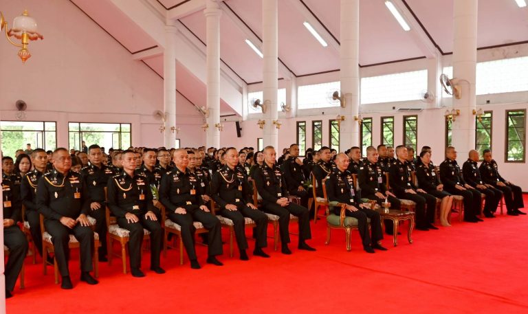 พลโท อาจิณ ปัทมจิตร ผู้บัญชาการโรงเรียนนายร้อยพระจุลจอมเกล้า พร้อมด้วยนายทหารชั้นผู้ใหญ่ และกำลังพล โรงเรียนนายร้อยพระจุลจอมเกล้า ร่วมเวียนเทียน เนื่องในวันวิสาขบูชา ณ พุทธศาสนสถาน โรงเรียนนายร้อยพระจุลจอมเกล้า