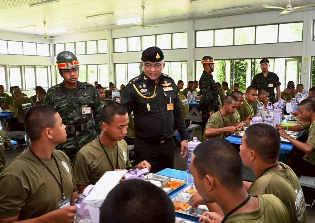 ผู้บัญชาการโรงเรียนนายร้อยพระจุลจอมเกล้า มอบหมายให้ พันเอก ตรีบดินท์  จิตรีศรีอร่าม รองเสนาธิการโรงเรียนนายร้อยพระจุลจอมเกล้า เดินทางไปตรวจเยี่ยมการฝึกทหารใหม่ รุ่นปี 2569 ผลัดที่ 1