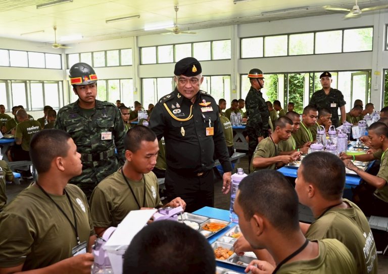 ผู้บัญชาการโรงเรียนนายร้อยพระจุลจอมเกล้า มอบหมายให้ พันเอก ตรีบดินท์  จิตรีศรีอร่าม รองเสนาธิการโรงเรียนนายร้อยพระจุลจอมเกล้า เดินทางไปตรวจเยี่ยมการฝึกทหารใหม่ รุ่นปี 2569 ผลัดที่ 1