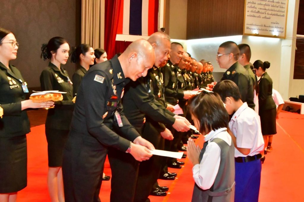 พลโท อาจิณ  ปัทมจิตร ผู้บัญชาการโรงเรียนนายร้อยพระจุลจอมเกล้า กรุณาเป็นประธานมอบทุนการศึกษาให้แก่บุตรกำลังพล โรงเรียนนายร้อยพระจุลจอมเกล้า ประจำปี 2569