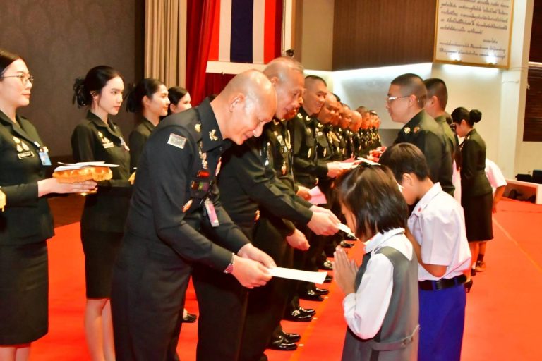 พลโท อาจิณ  ปัทมจิตร ผู้บัญชาการโรงเรียนนายร้อยพระจุลจอมเกล้า กรุณาเป็นประธานมอบทุนการศึกษาให้แก่บุตรกำลังพล โรงเรียนนายร้อยพระจุลจอมเกล้า ประจำปี 2569