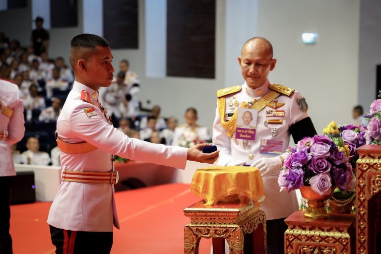 พลโท อาจิณ  ปัทมจิตร ผู้บัญชาการโรงเรียนนายร้อยพระจุลจอมเกล้า เป็นประธาน ในพิธีรับพระราชทานเหรียญรางวัลการศึกษาประเภทเหรียญเงินและเหรียญทองแดง เบื้องหน้าพระฉายาลักษณ์ พลเอกหญิง สมเด็จพระกนิษฐาธิราชเจ้า กรมสมเด็จพระเทพรัตนราชสุดา ฯ สยามบรมราชกุมารี