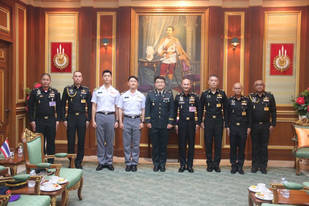 พลโท อาจิณ ปัทมจิตร ผู้บัญชาการโรงเรียนนายร้อยพระจุลจอมเกล้า ได้รับเยี่ยมคำนับจากคณะนายทหาร และนักเรียนนายร้อย จากโรงเรียนนายร้อยเกาหลีใต้