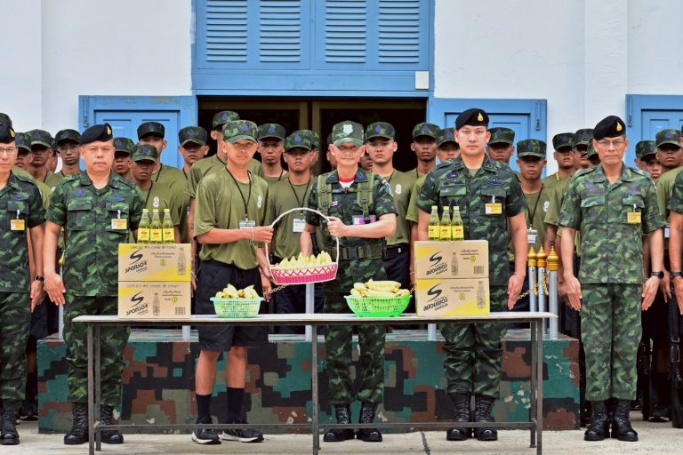 พลโท อาจิณ ปัทมจิตร ผู้บัญชาการโรงเรียนนายร้อยพระจุลจอมเกล้า ตรวจเยี่ยมการฝึกทหารใหม่ รุ่นปี 2569 ผลัดที่ 1 ณ หน่วยฝึกทหารใหม่ กองพันทหารราบโรงเรียนนายร้อยพระจุลจอมเกล้า