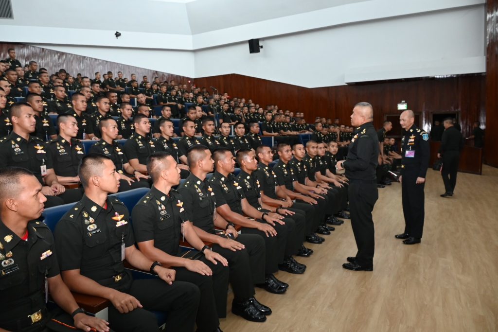 พลโท วีระยุทธ รักศิลป์ แม่ทัพภาคที่ 2 เดินทางมาบรรยายพิเศษในหัวข้อ ปฐมบทความขัดแย้งและการสู้รบไทย – กัมพูชา ในห้วงที่ผ่านมา ให้แก่ นักเรียนนายร้อยชั้นปีที่ 1 – 5 ณ หอประชุมส่วนการศึกษา โรงเรียนนายร้อยพระจุลจอมเกล้า