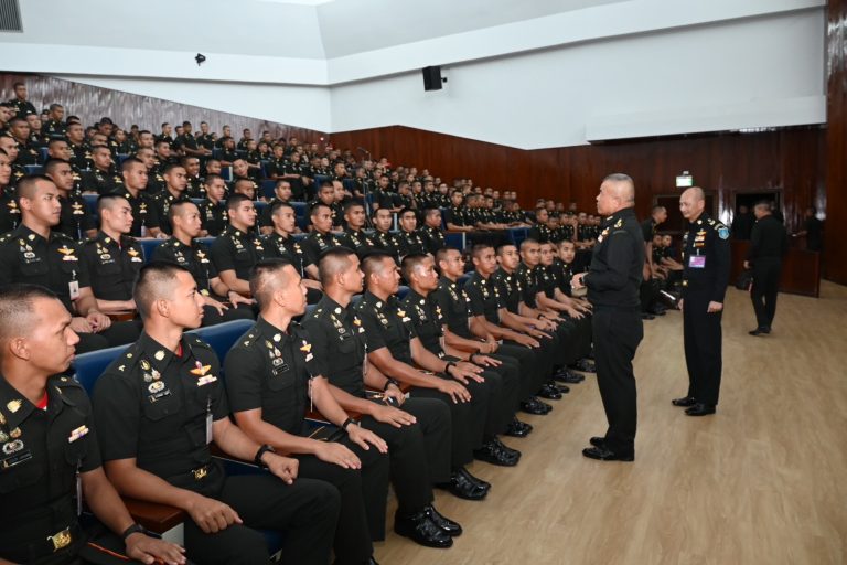 พลโท วีระยุทธ รักศิลป์ แม่ทัพภาคที่ 2 เดินทางมาบรรยายพิเศษในหัวข้อ ปฐมบทความขัดแย้งและการสู้รบไทย – กัมพูชา ในห้วงที่ผ่านมา ให้แก่ นักเรียนนายร้อยชั้นปีที่ 1 – 5 ณ หอประชุมส่วนการศึกษา โรงเรียนนายร้อยพระจุลจอมเกล้า